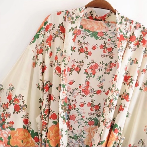 Beautiful flowered kimono robe - Picture 3 of 7